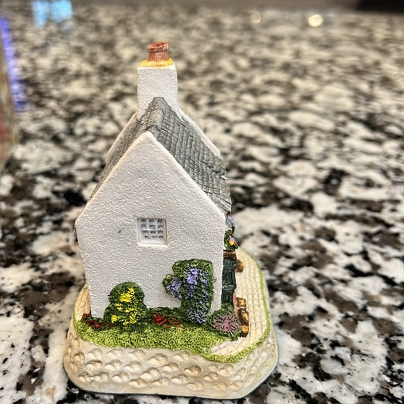 David Winter Cottages Fogerty’s SIGNED! - Picture 5 of 7